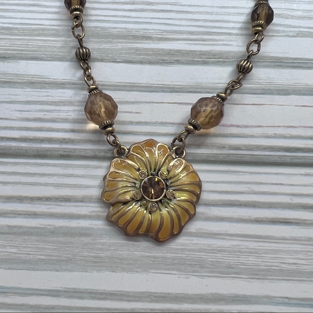 Fashion enamel flower necklace.